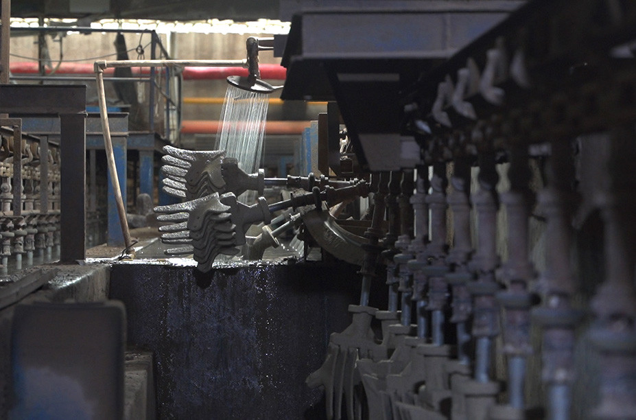 Casting shell-lining equipment